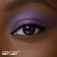 Urban Decay 24/7 Sombra: acabado metalizado brillante para estilos impactantes y elegantes.