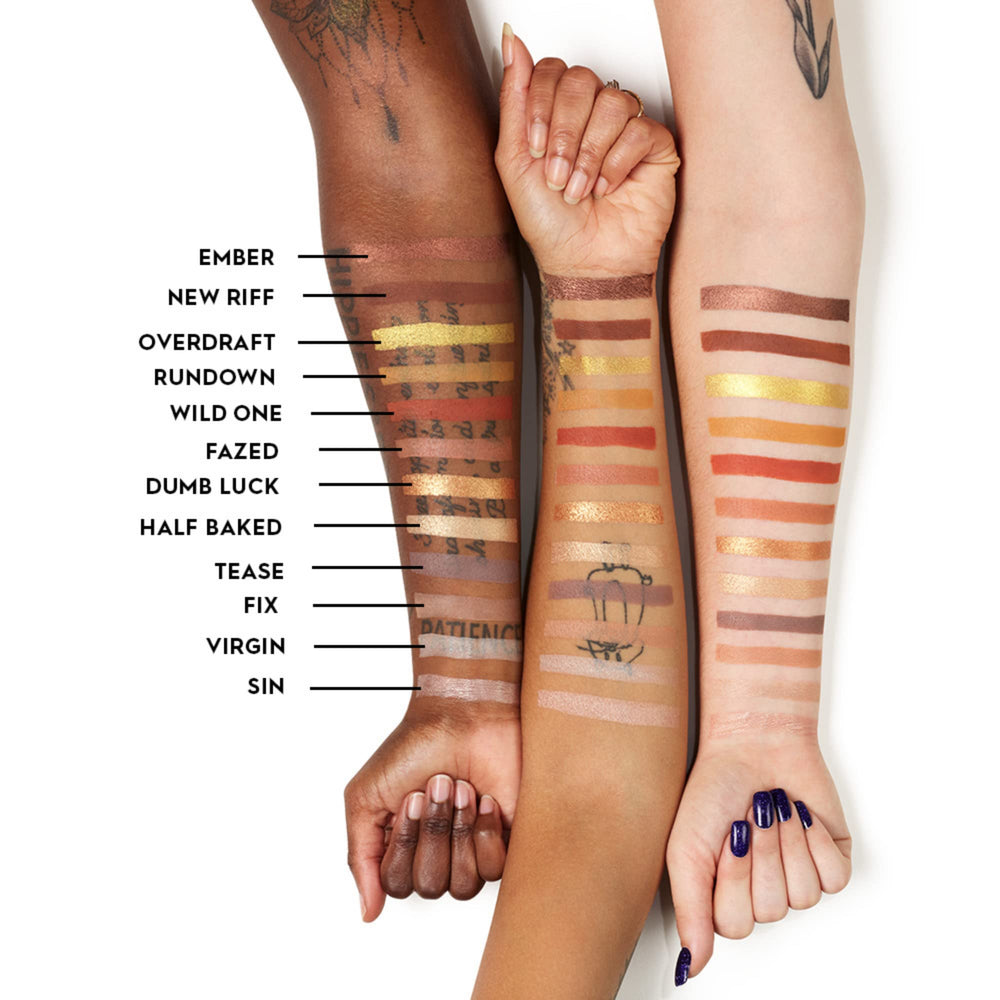 Urban Decay 24/7 Sombra: aplicación suave con dedo para mayor intensidad.