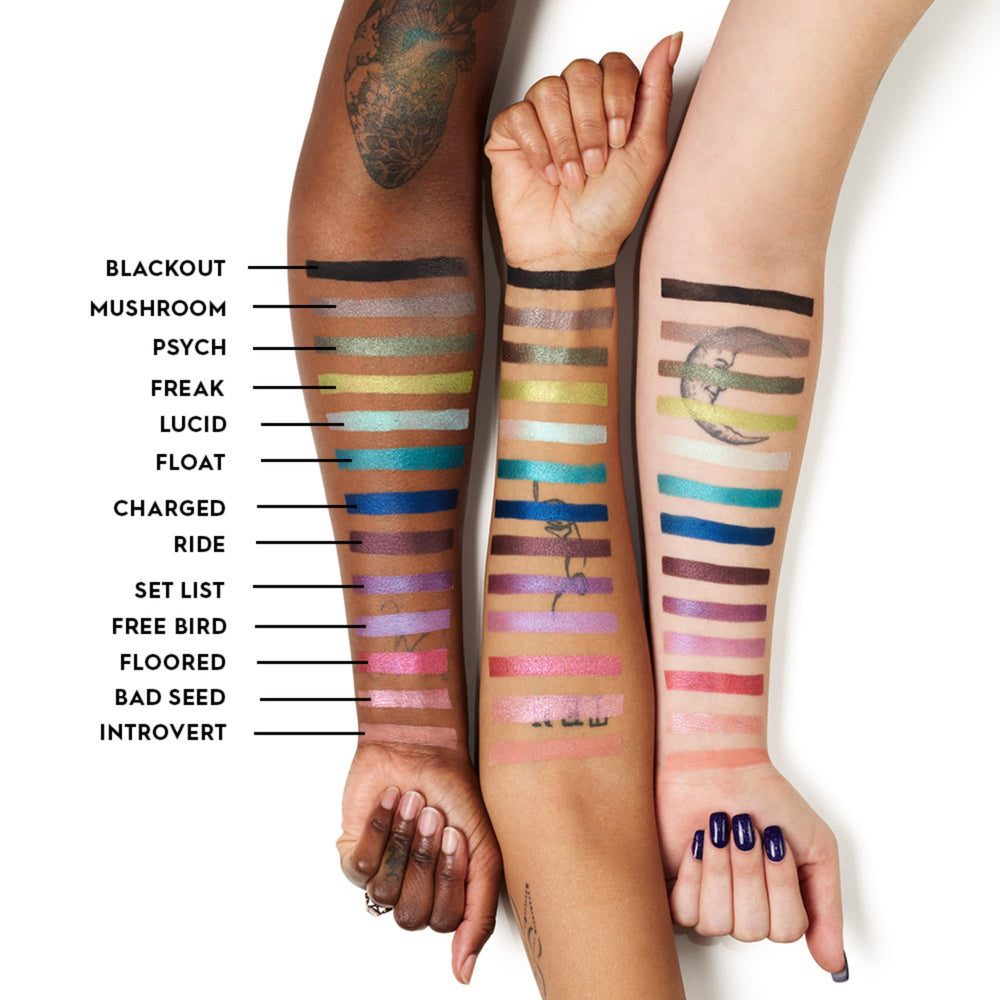 Urban Decay 24/7 Sombra: aplicación con brocha para difuminados precisos.