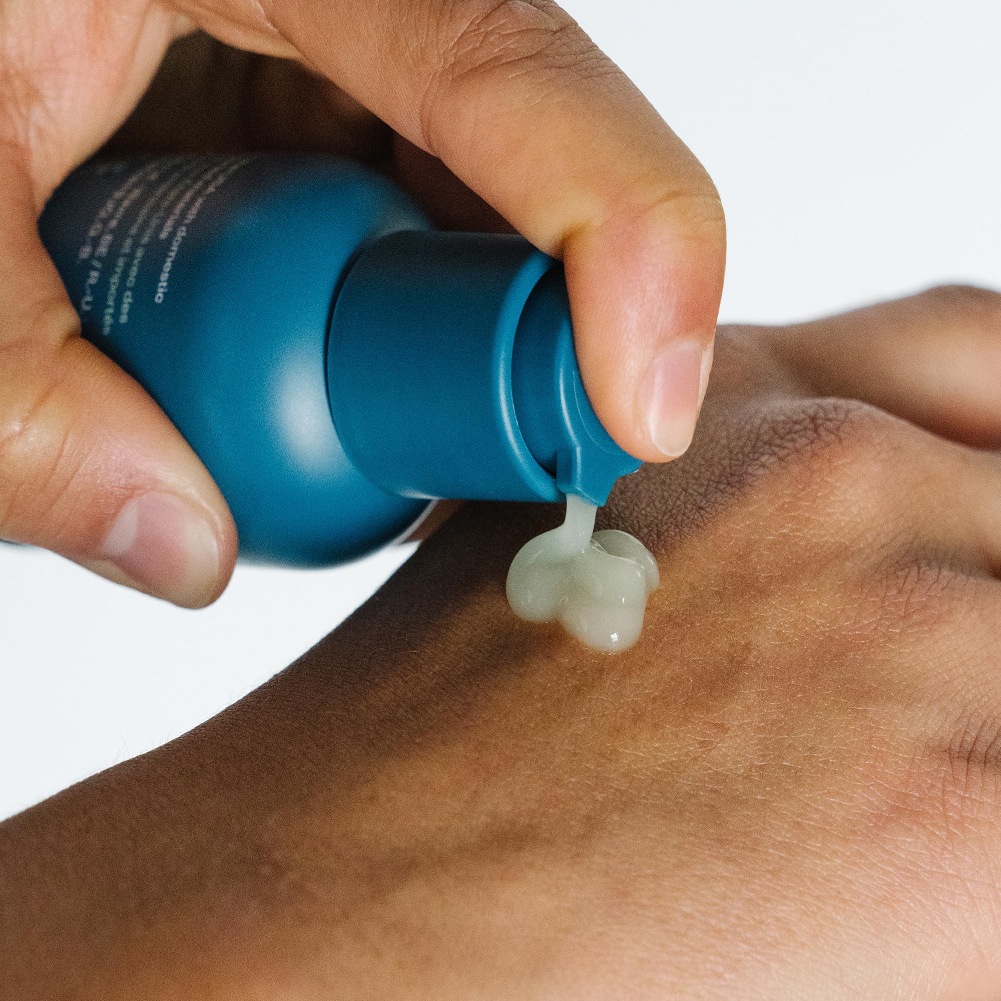 Textura ligera del suero agua del bosque que se siente fresca al extender.