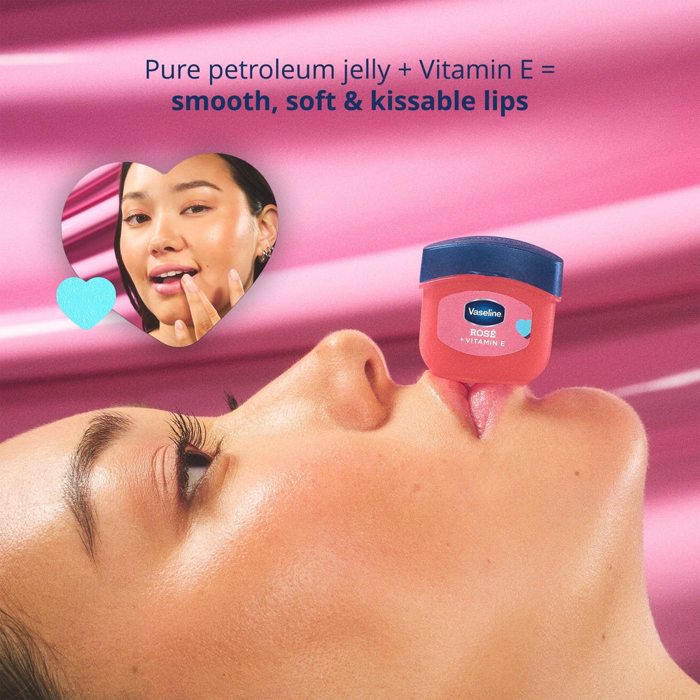 Aplicación de Vaseline Lip Therapy mini: textura suave para labios durante el día.
