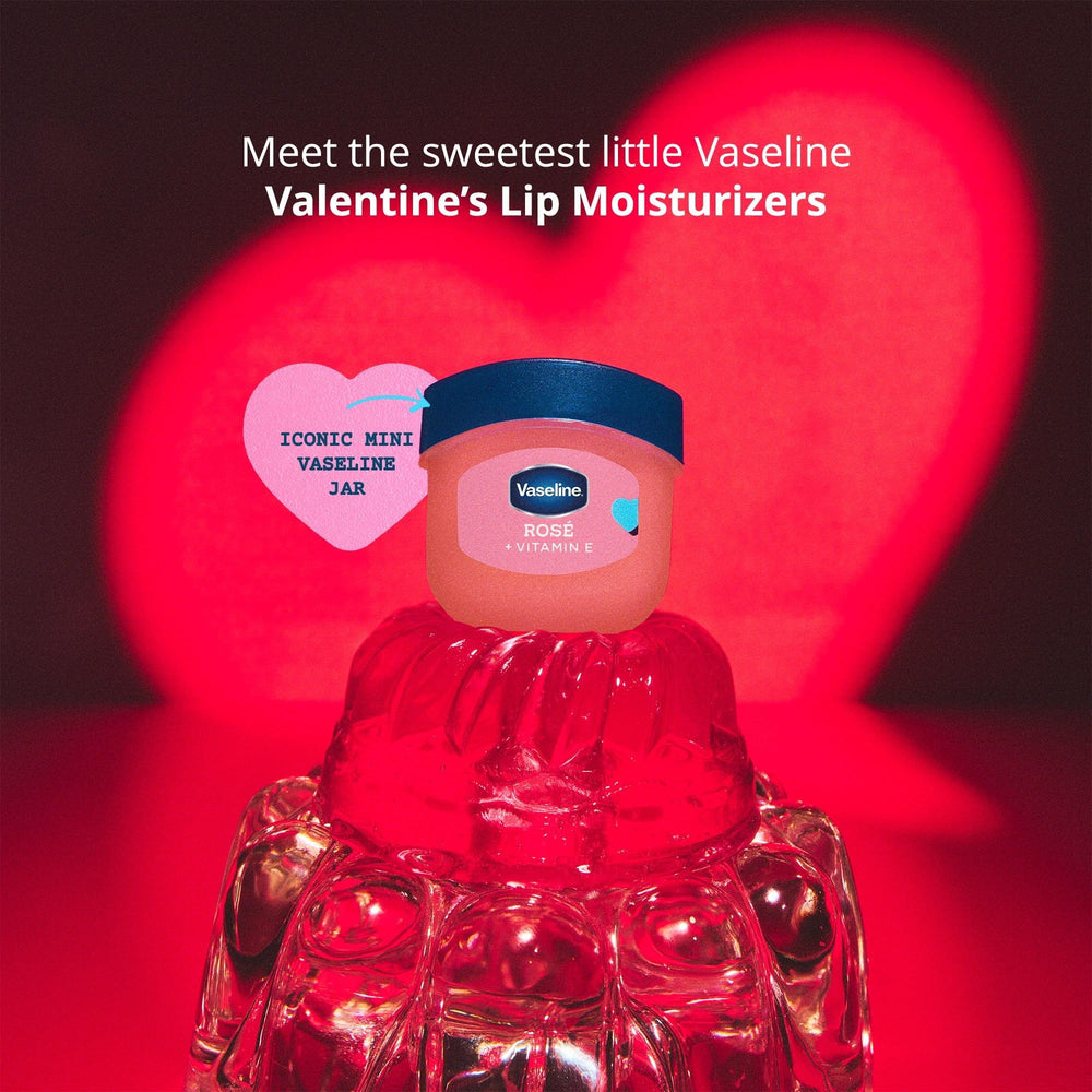 Vaseline Lip Therapy mini envase rosé: aplicación fácil para labios hidratados.