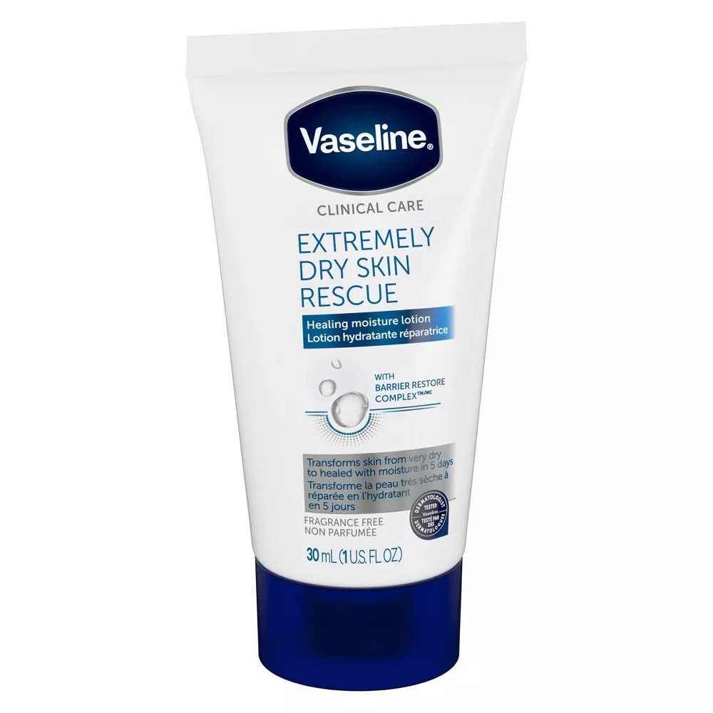 Vaseline con microgotas de vaselina sella la humedad de la piel.