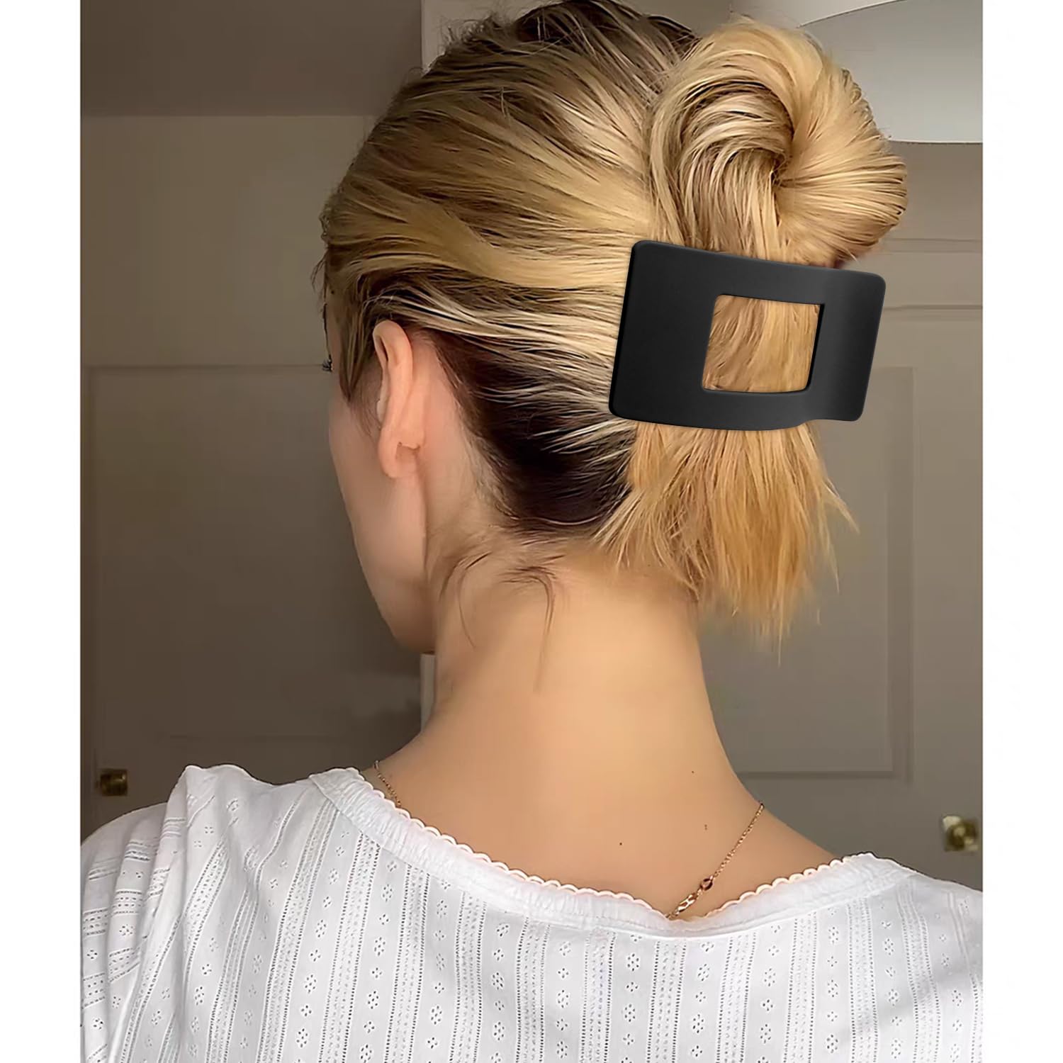 Pinza plana VELSCRUN con diseño cuadrado para estilos modernos.
