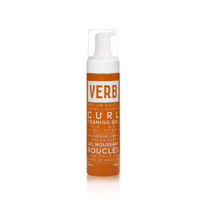 VERB Curl Foaming Gel en botella; definición suave para rizos con fijación ligera.