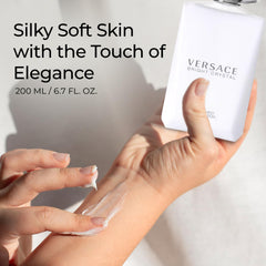 Versace Bright Crystal Loción Corporal, textura ligera para absorción rápida.