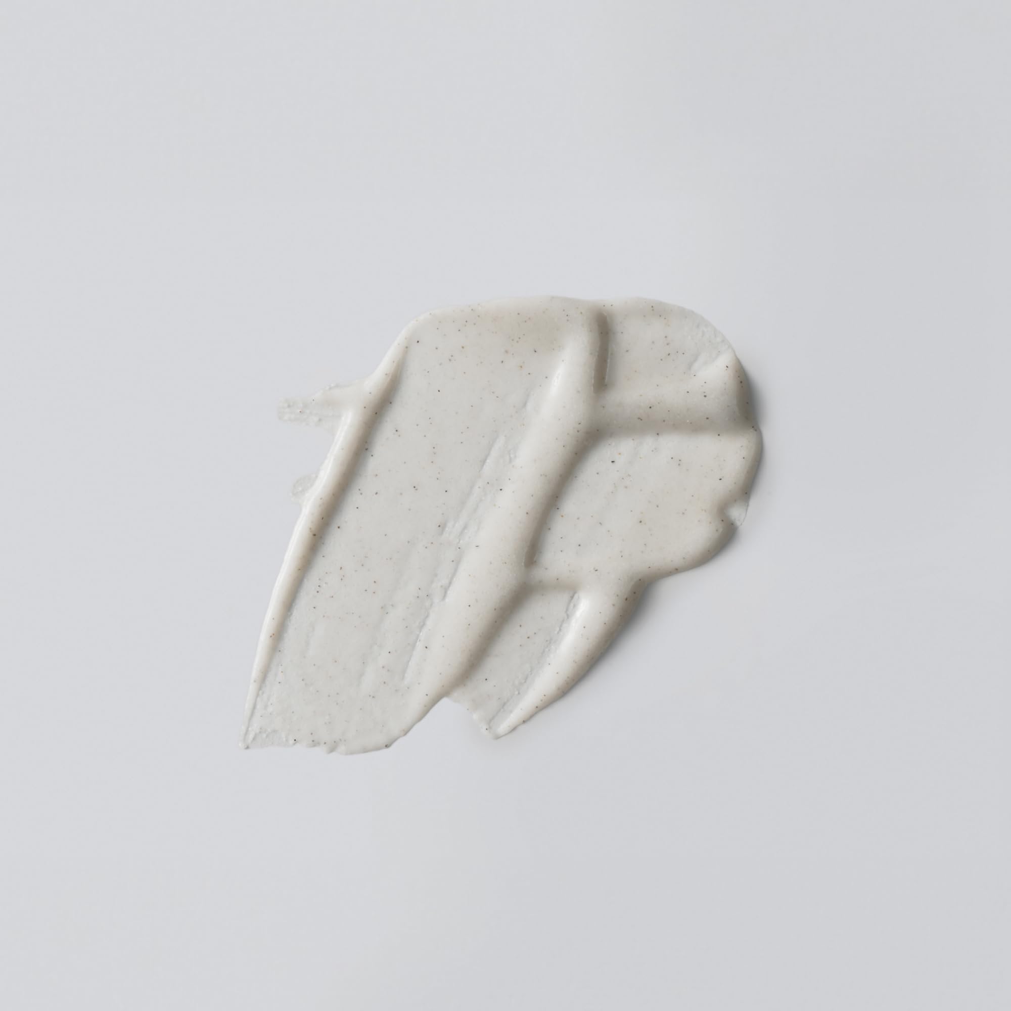 Versed Buff It Out, textura cremosa visible, exfolia suavemente para eliminar parches secos.