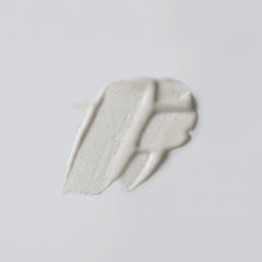 Versed Buff It Out, textura cremosa visible, exfolia suavemente para eliminar parches secos.