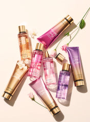 Victoria's Secret Bare Vanilla aplicación en manos para hidratación duradera.