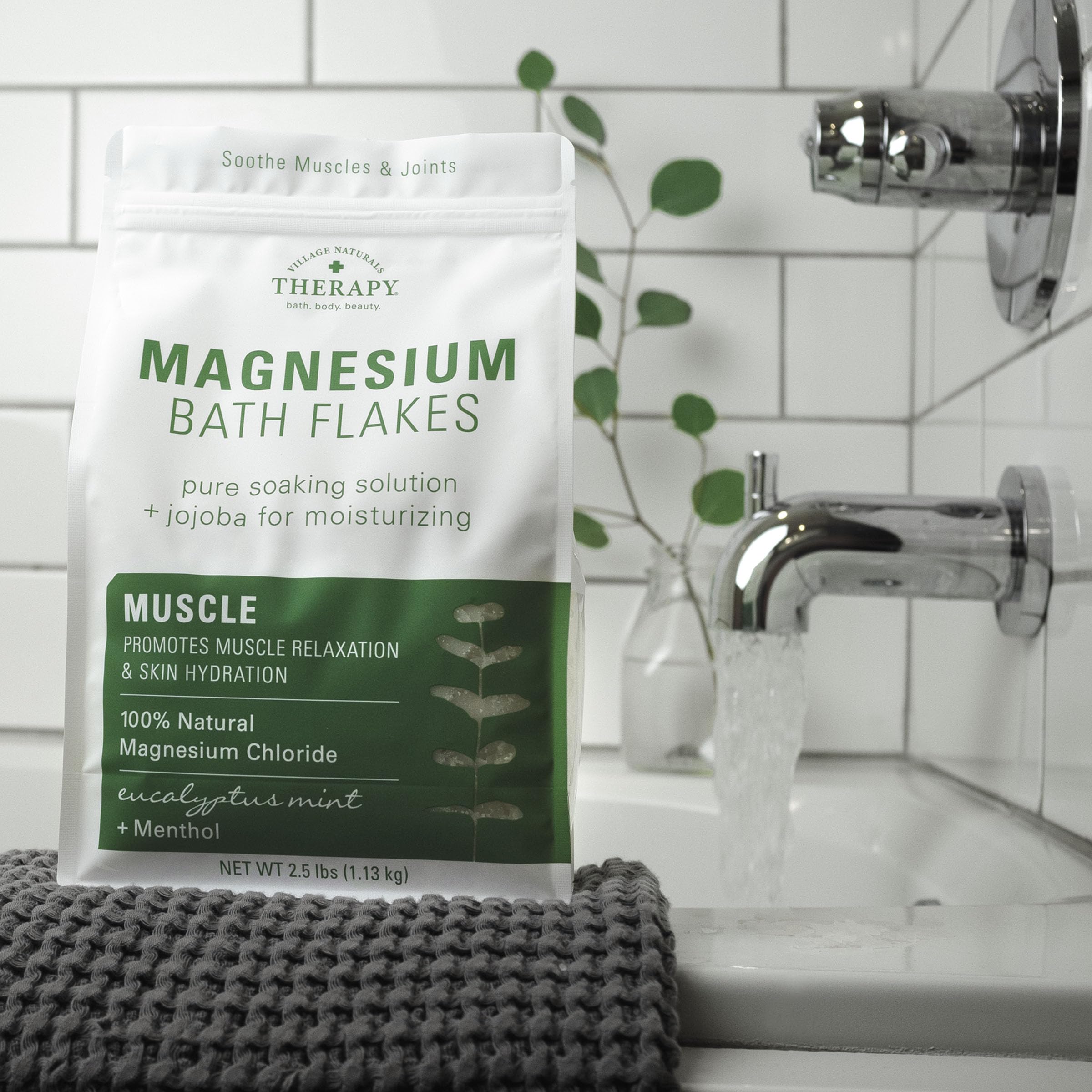Village Naturals Therapy Muscle Magnesium Bath Flakes textura suave que cuida la piel