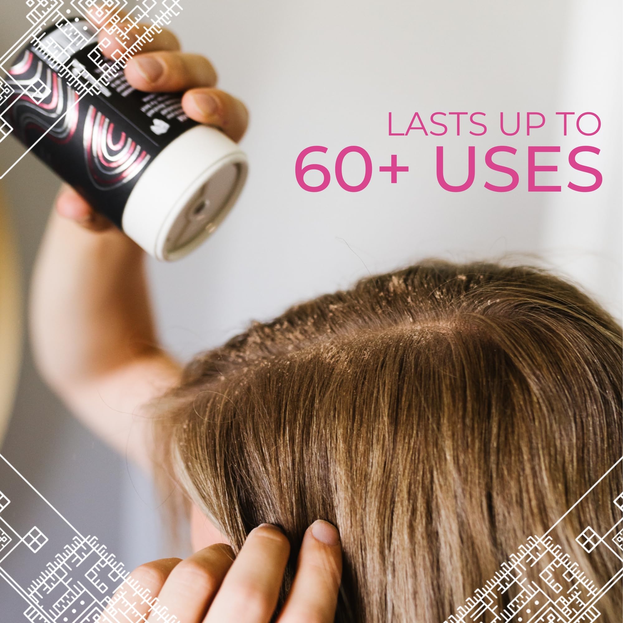 Viori manos aplicando polvo seco para revitalizar el cabello.