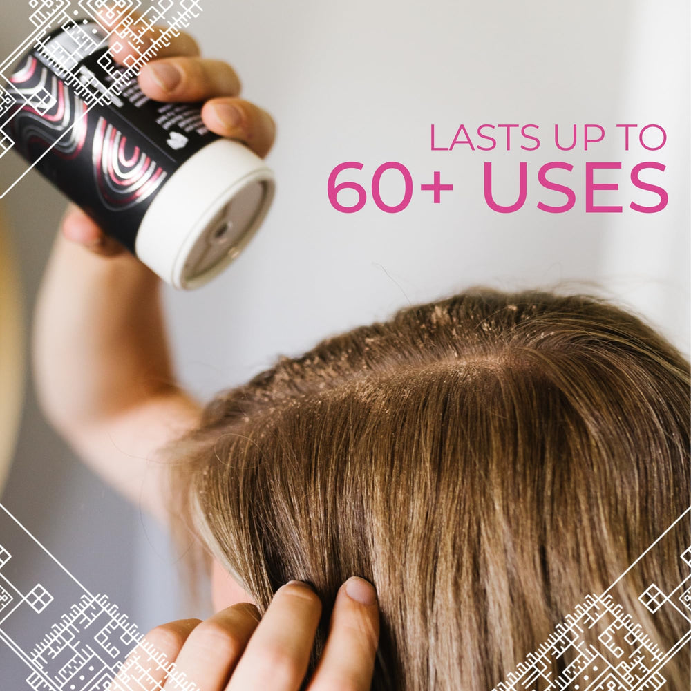 Viori manos aplicando polvo seco para revitalizar el cabello.