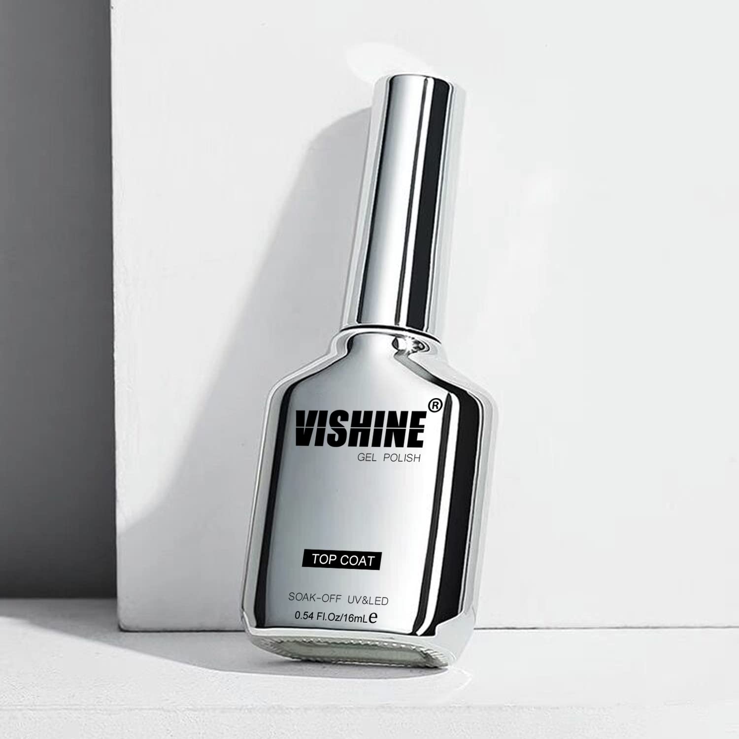 Vishine aplicación suave de la capa superior para manicura lisa.