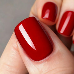 Aplicación de Vishine Gelpolish con pincel para uñas uniformes.