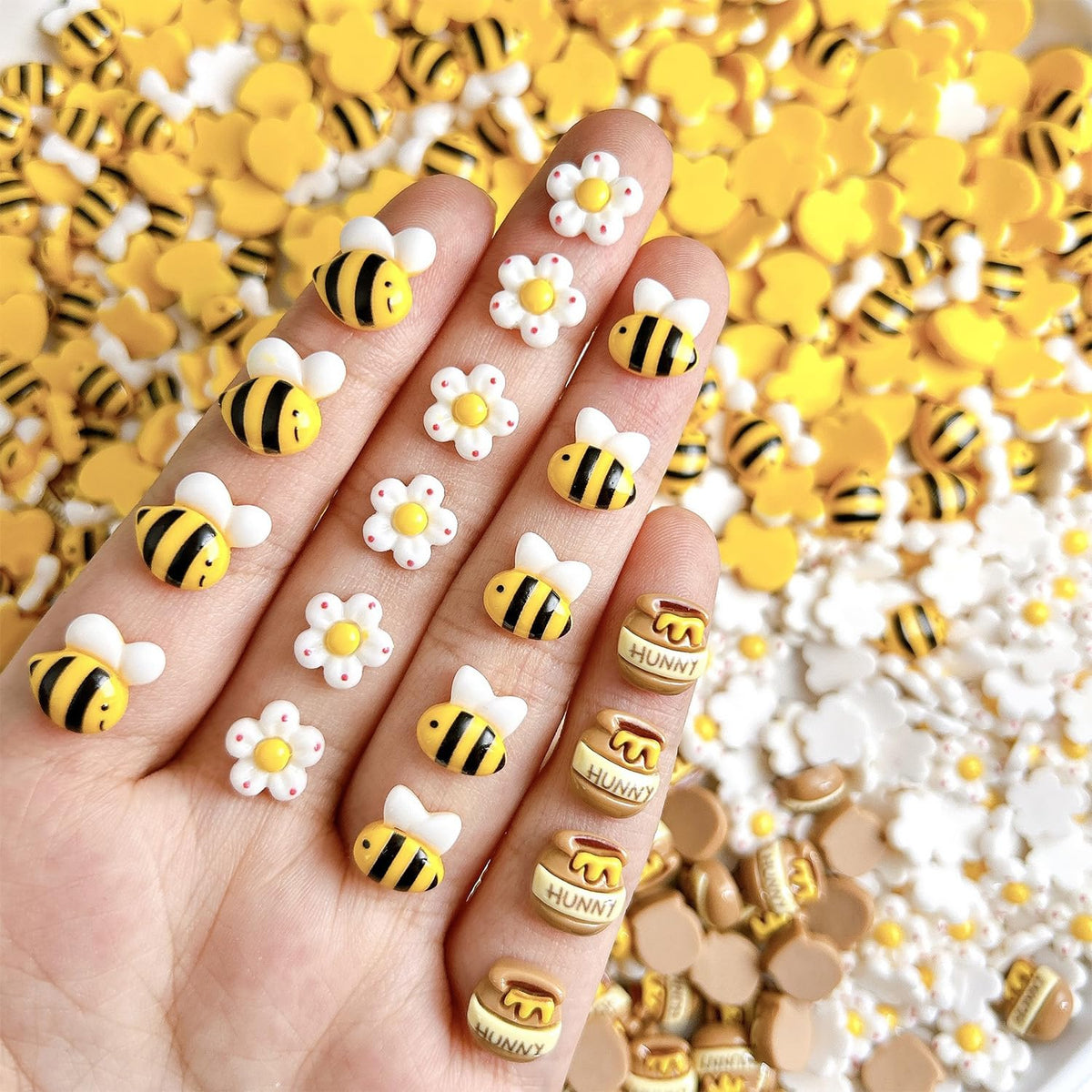 Charms abeja flor en tres dimensiones de Vopintpy para uñas, ideal para decoración rápida.