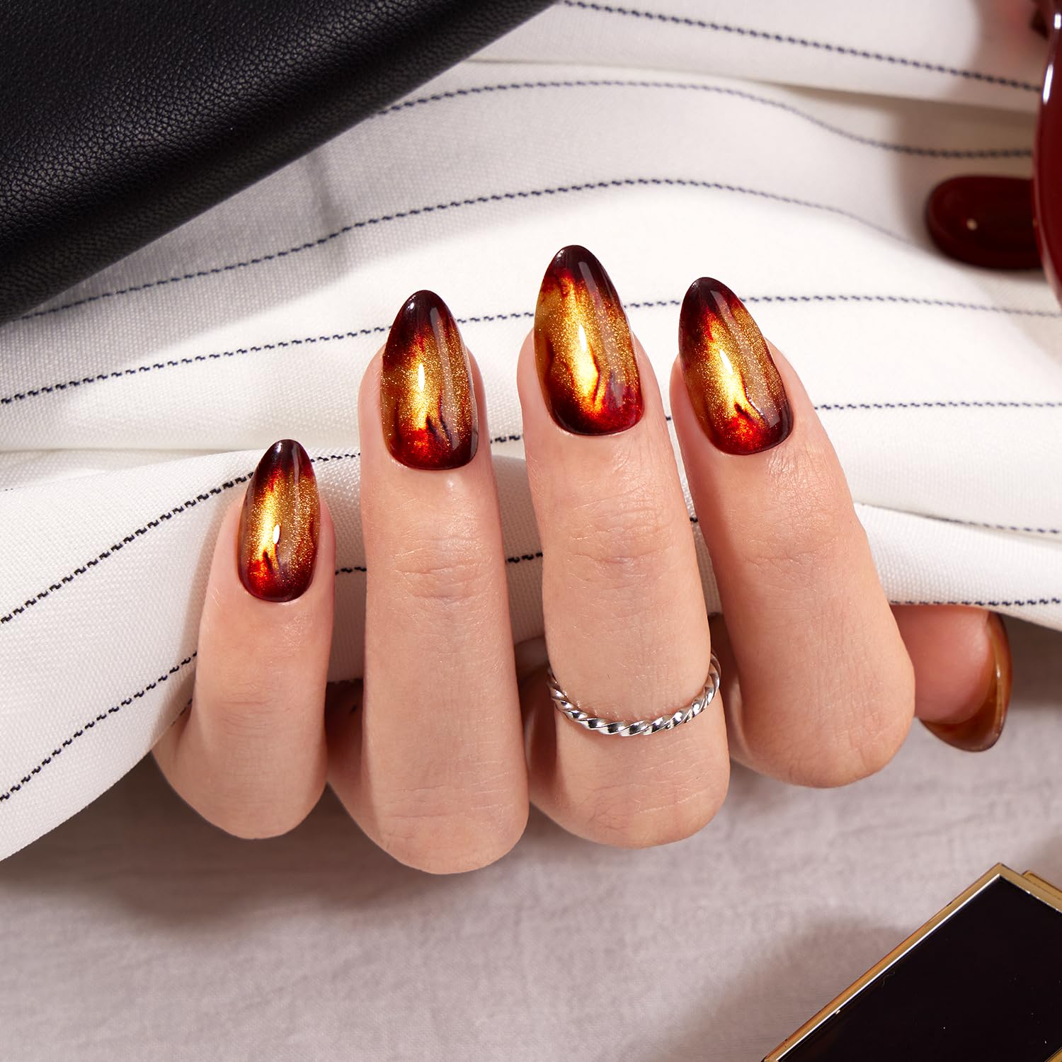 VSALON Uñas Short Almond muestra diseño de llamas doradas con brillo.