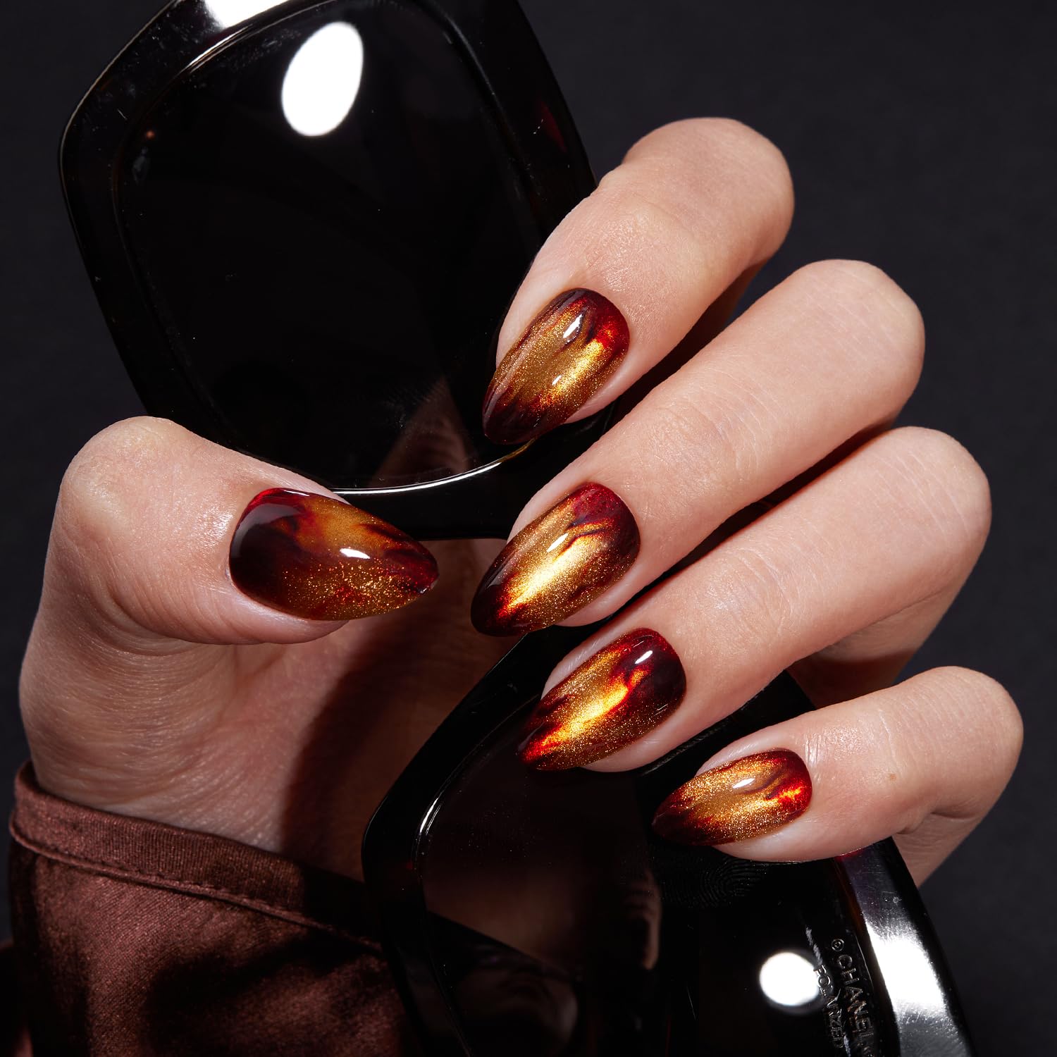 VSALON Uñas Short Almond con efecto ojo de gato bronce para looks elegantes.