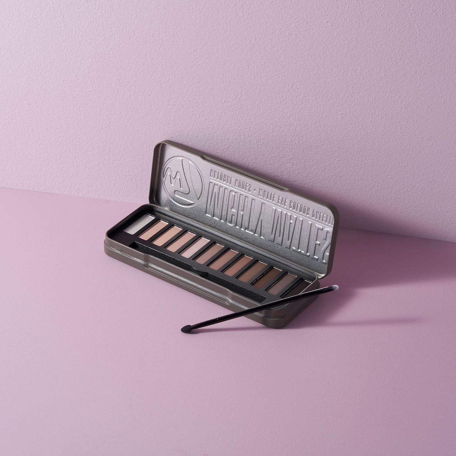 Sombra de ojos W7 Mighty Mattes: muestra de tonos neutros para un acabado suave.