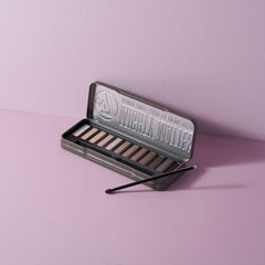 Sombra de ojos W7 Mighty Mattes: muestra de tonos neutros para un acabado suave.