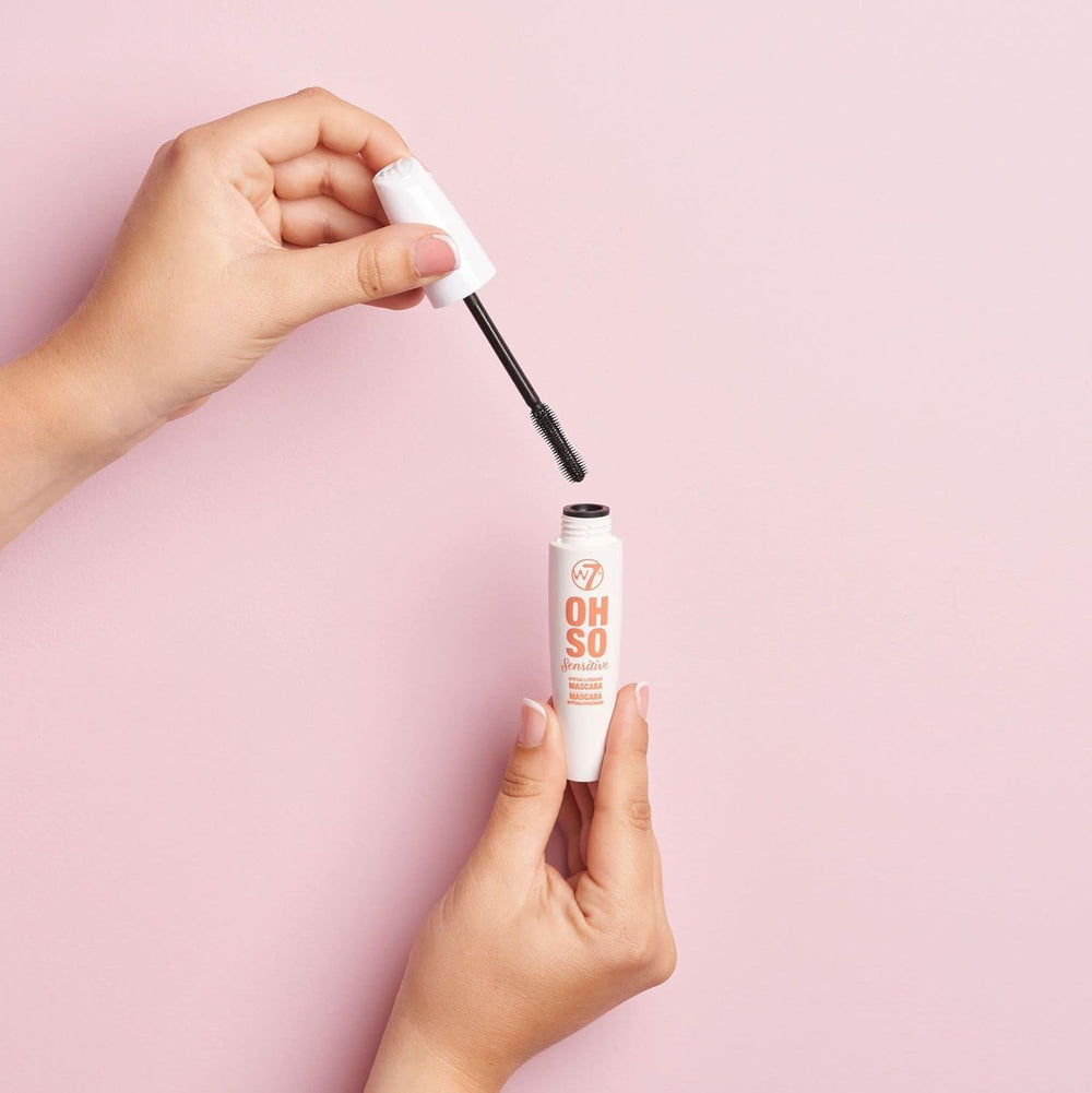 W7 Oh So Sensitive Mascara, diseño londinense para maquillaje diario cómodo.