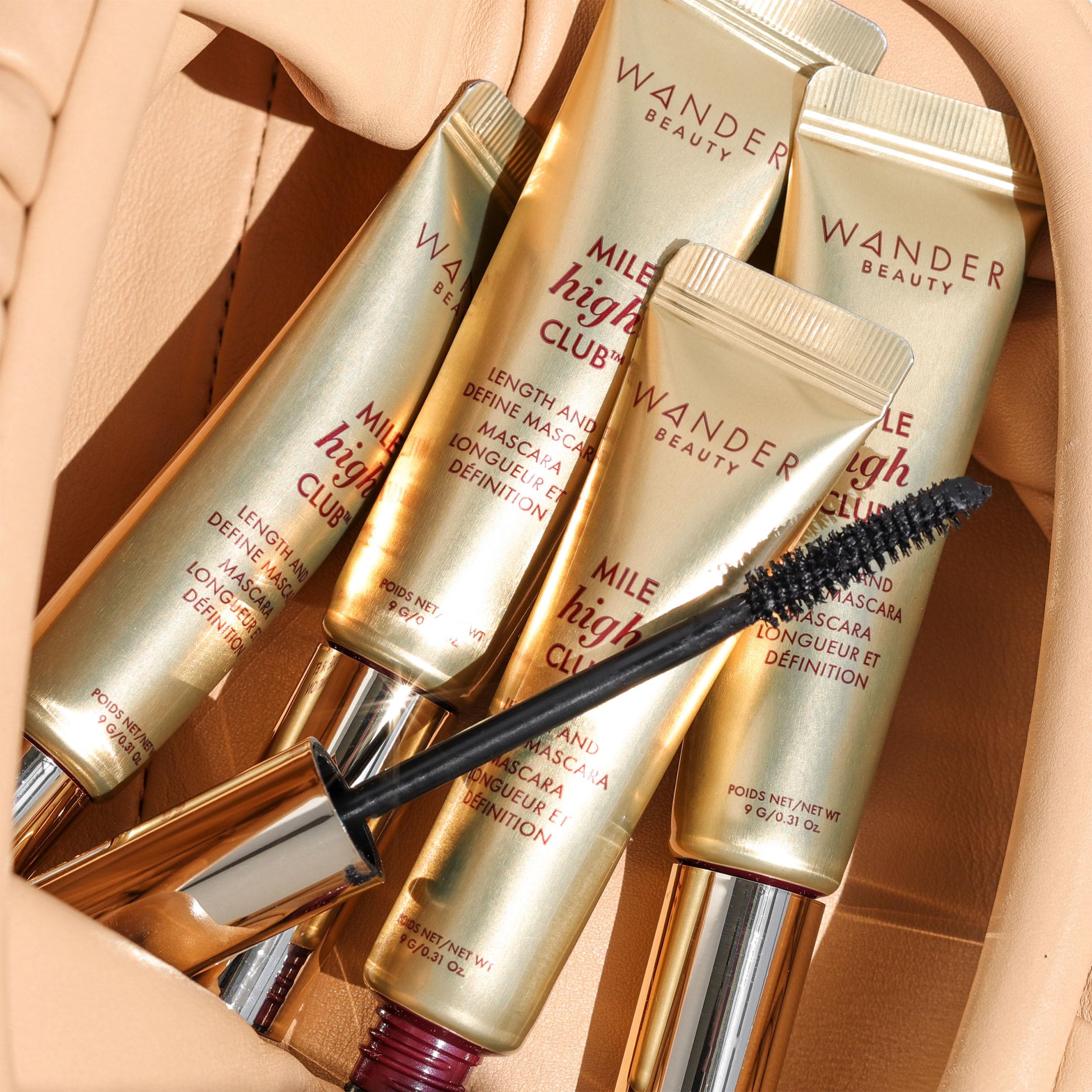 Wander Beauty Mile High Club Mascara - envase compacto para retoques en cualquier momento.