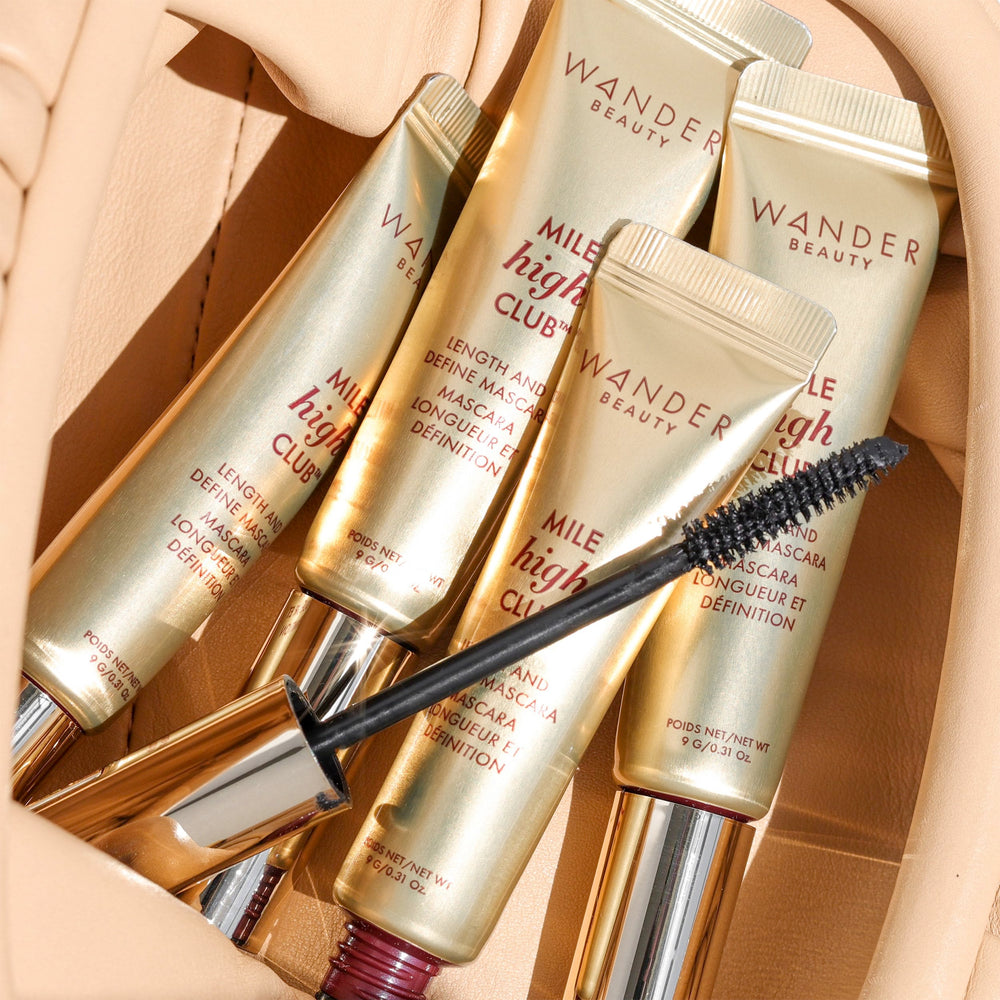 Wander Beauty Mile High Club Mascara - envase compacto para retoques en cualquier momento.