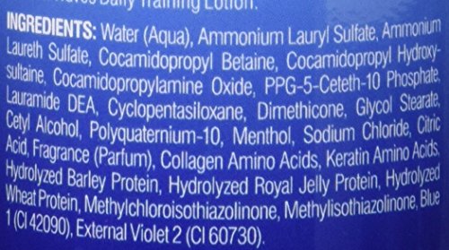 Wavebuilder Wash in Waves: persona sosteniendo la botella, énfasis en uso diario para ondas.