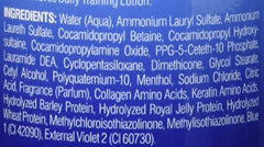 Wavebuilder Wash in Waves: persona sosteniendo la botella, énfasis en uso diario para ondas.