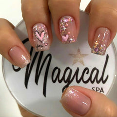 Uñas WBRRFJJ pegables con corazones rosas para manicura rápida.