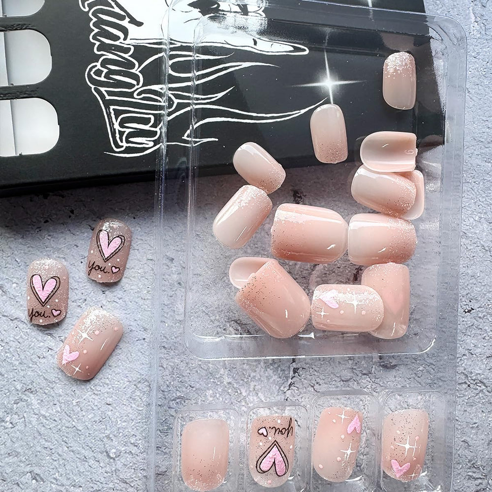 Uñas de San Valentín WBRRFJJ con corazones y brillo plateado.