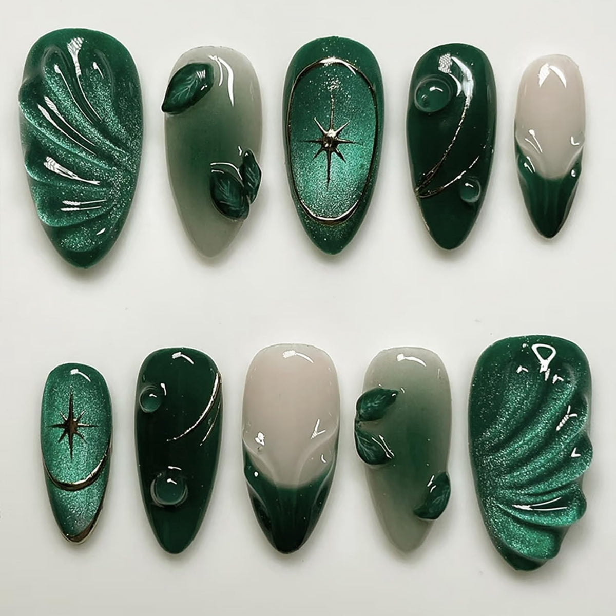 Uñas WBRRFJJ verdes oscuras, forma almendra con frances, ideal para un look elegante.