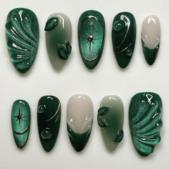 Uñas WBRRFJJ verdes oscuras, forma almendra con frances, ideal para un look elegante.