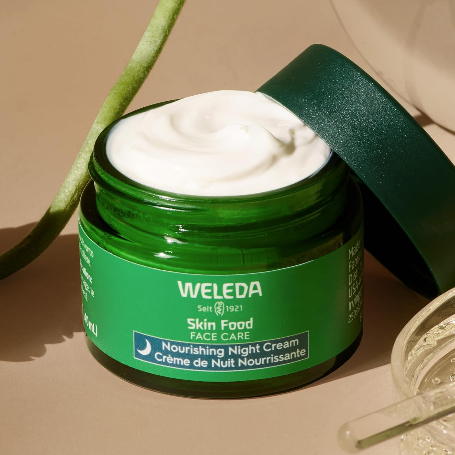 Bote de Weleda Skin Food de 1.3 onzas, listo para uso nocturno.