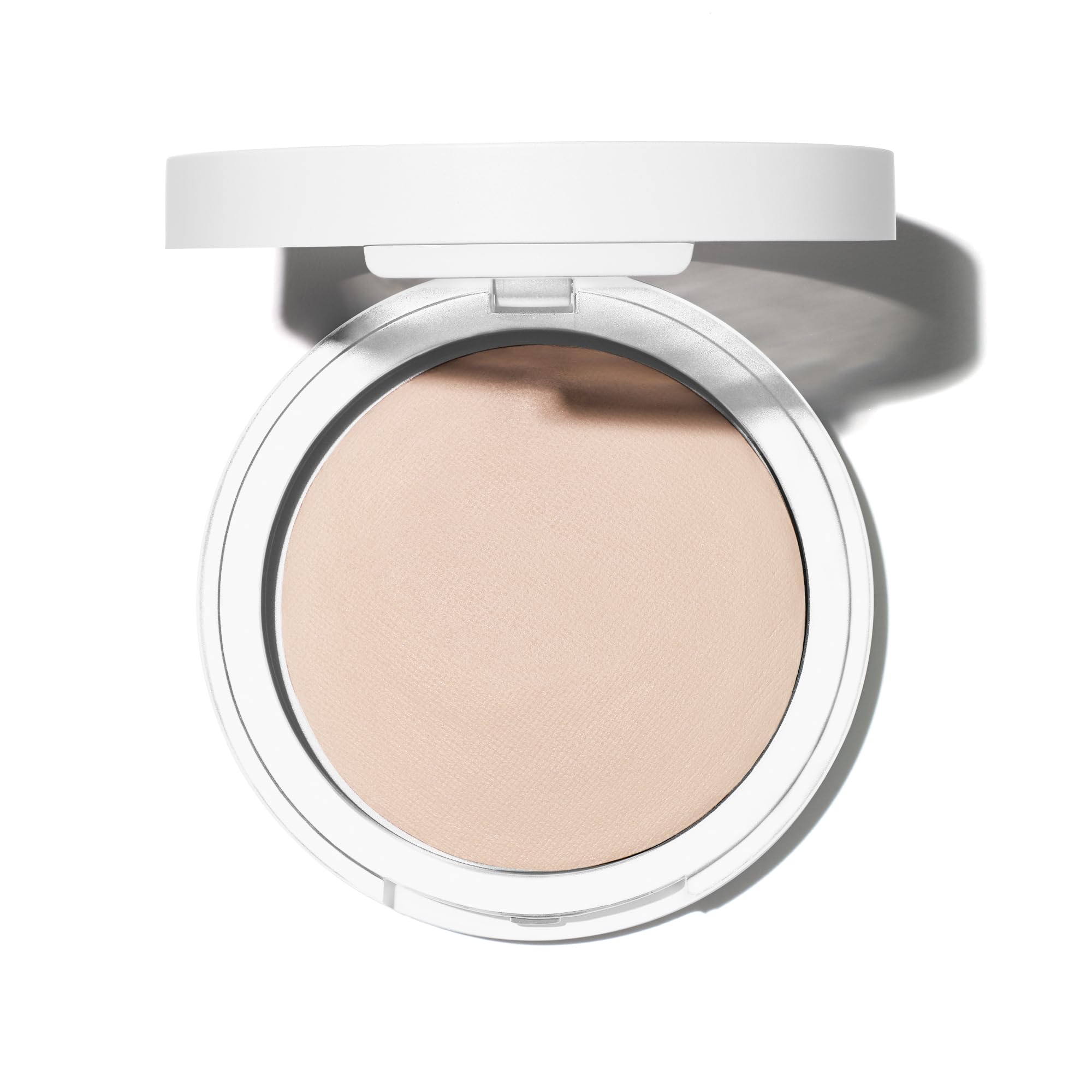Base en polvo Bio de Well People en compacto ofrece tono uniforme y acabado natural.