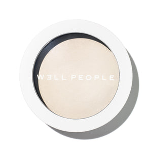 Well People Superpowder iluminador translúcido para acabado suave y luminoso.