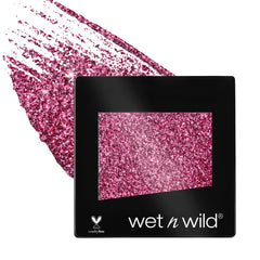 Sombra wet n wild Groupie con brillo iridiscente para mirada impactante.
