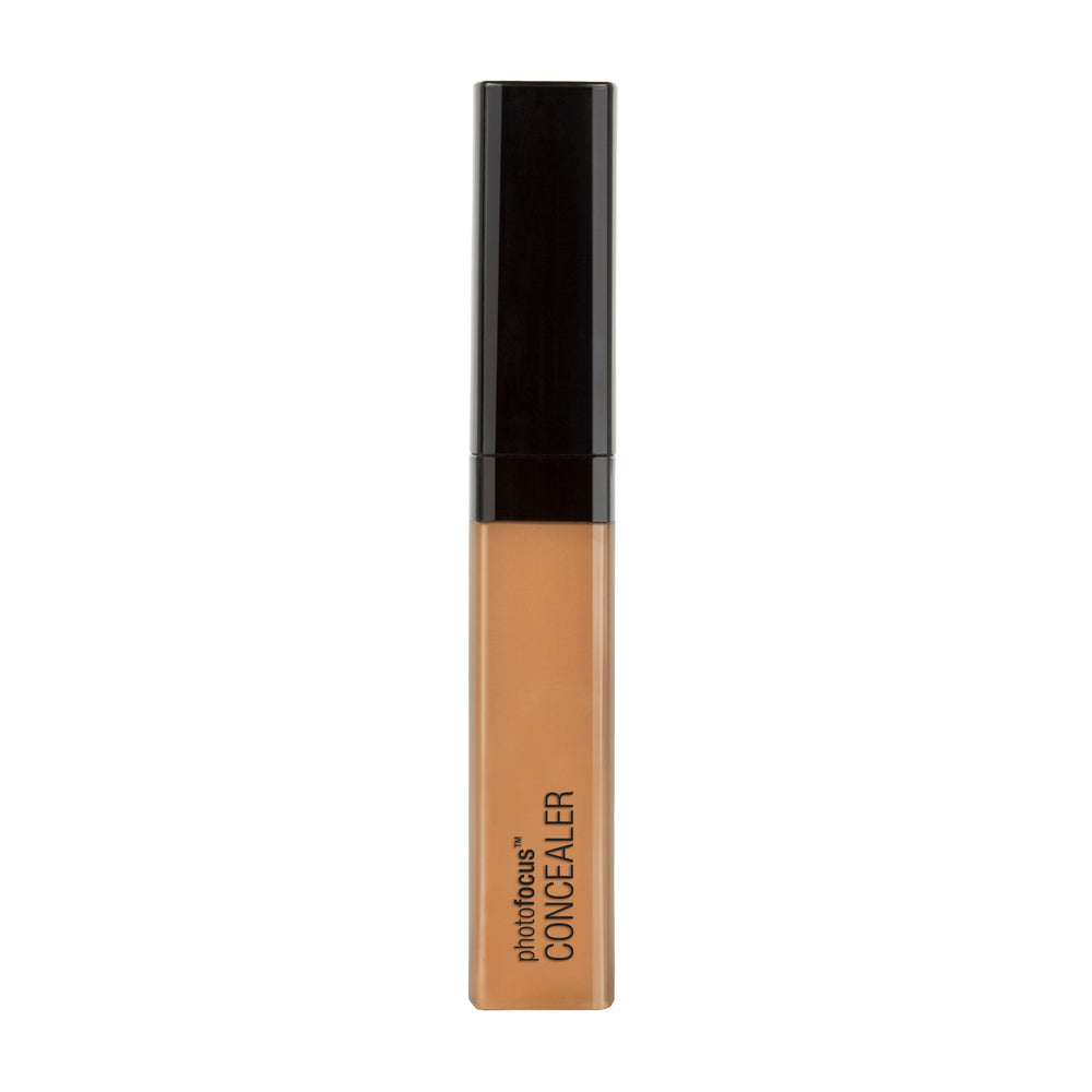 wet n wild Enfoque Fotográfico Corrector: aplicación suave bajo ojos para un look iluminado.