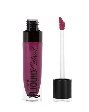 wet n wild Megalast Catsuit Matte Lipstick en Rojo Baya Reconocer, color intenso y duradero.
