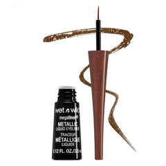 MegaLiner metalico marron de wet n wild para un look definido y duradero.