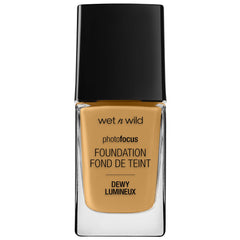 wet n wild: aplicación cercana de la textura cremosa en tono caramelo para extender fácilmente.