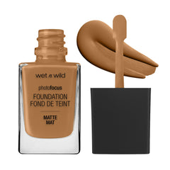 Base Wet n Wild Photo Focus Matte Caramelo en botella, acabado mate y cobertura uniforme.