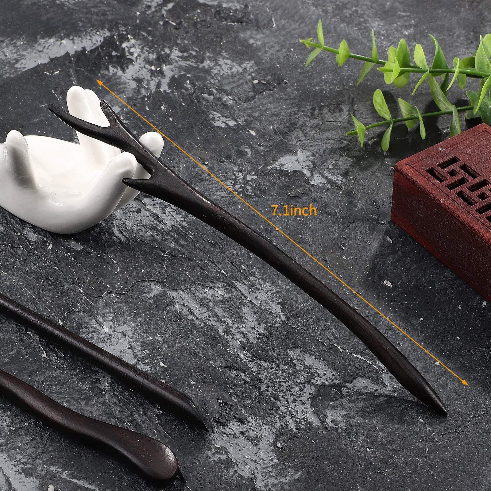 Detalle de diseño en estilo clásico de palillo de madera para peinados elegantes