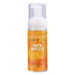 Wodemate Mousse para cabello rizado, enfoque en manos, facilita definición de rizos.