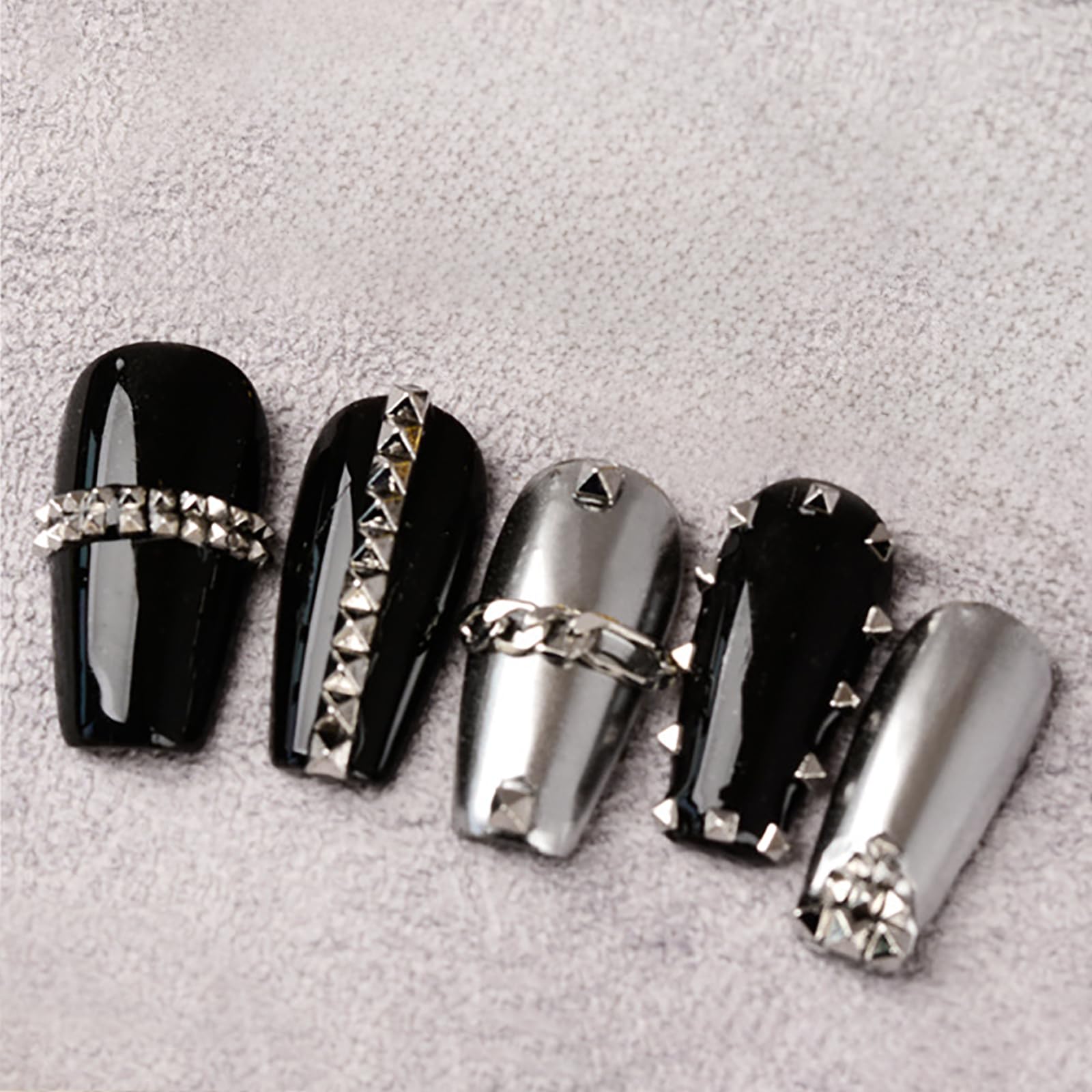 Diseño elegante de WOKOTO para uñas con pirámide plateada y acabado metalizado.