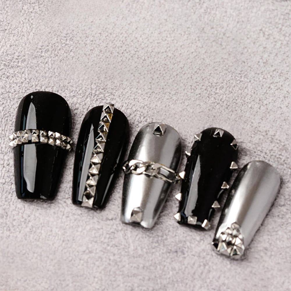 Diseño elegante de WOKOTO para uñas con pirámide plateada y acabado metalizado.
