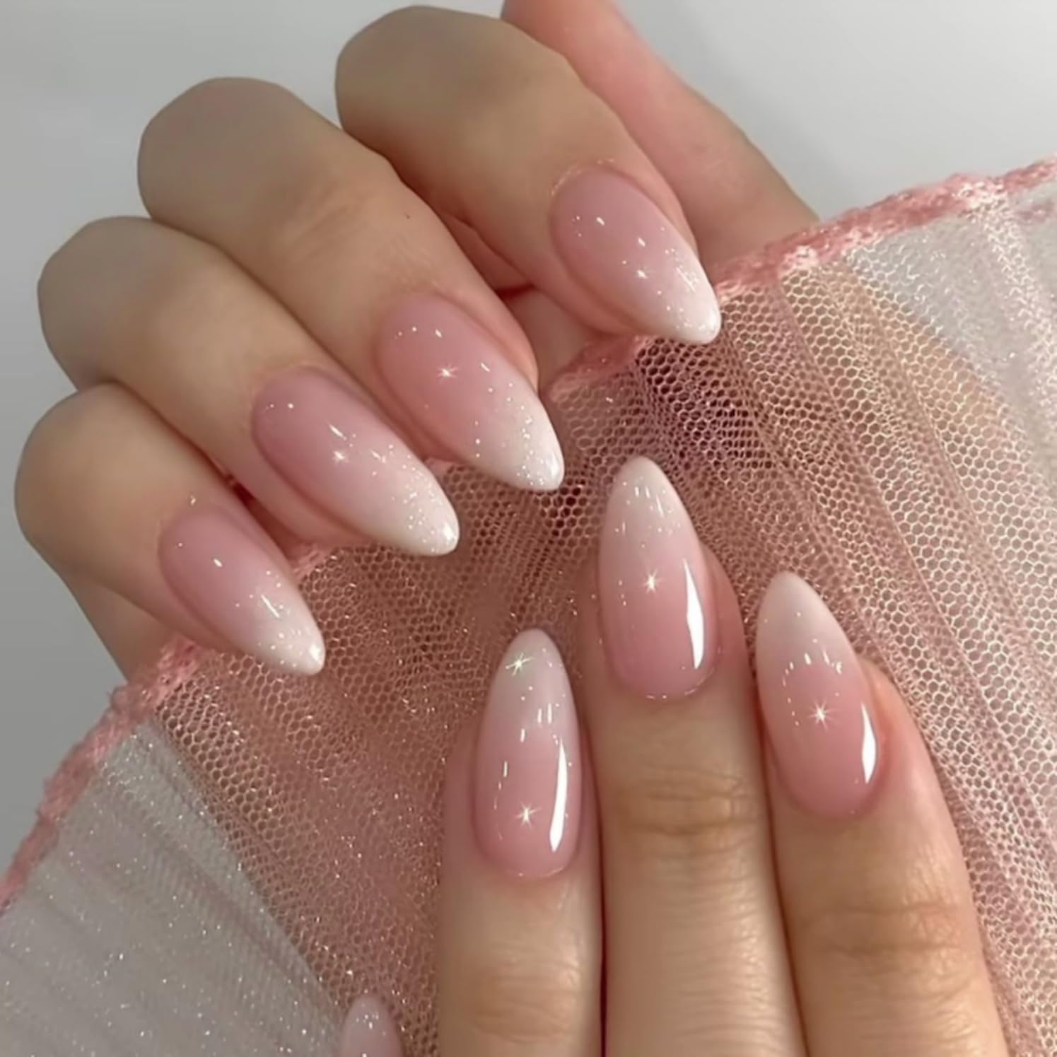 XCREANDO Acrílicas brillantes con acabado gel en forma almendra media.