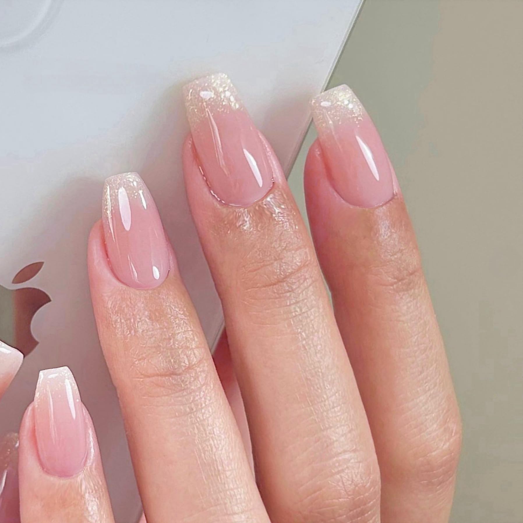 XCREANDO diseño natural y versátil en uñas postizas para cualquier outfit