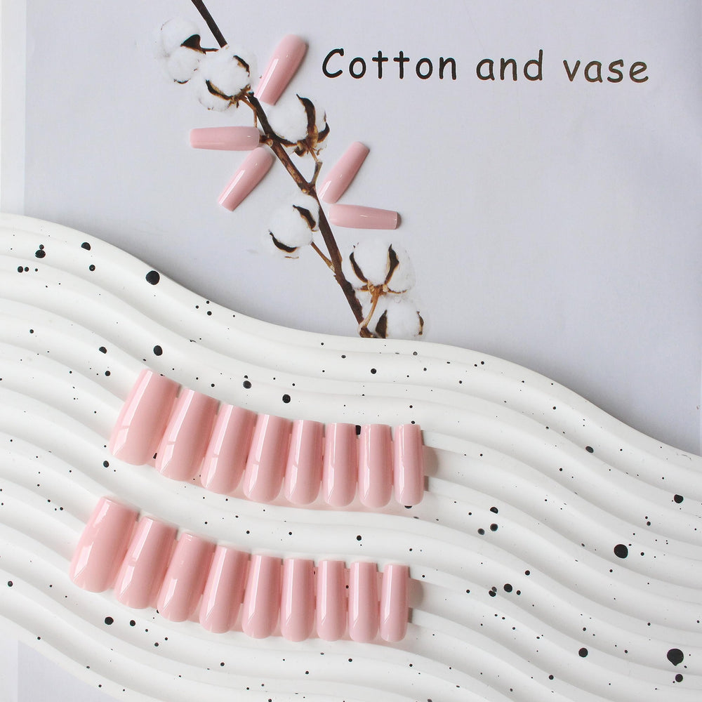 Xcreando uñas artificiales rosadas brillo suave para un look elegante.