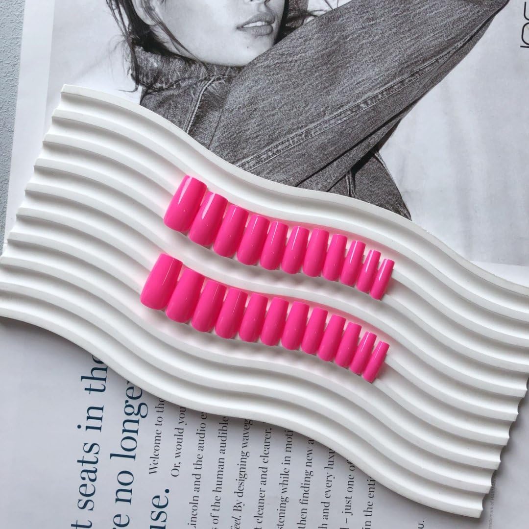 XCREANDO uñas falsas color sólido rosa neón, pegadas de manera rápida y segura.