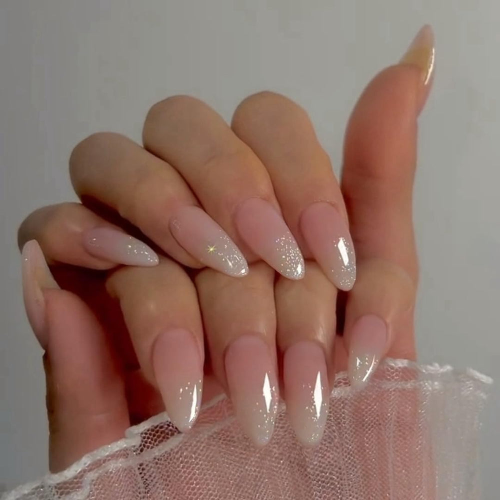 XCREANDO Uñas postizas stick-on almendra con diseño cute para uso diario.